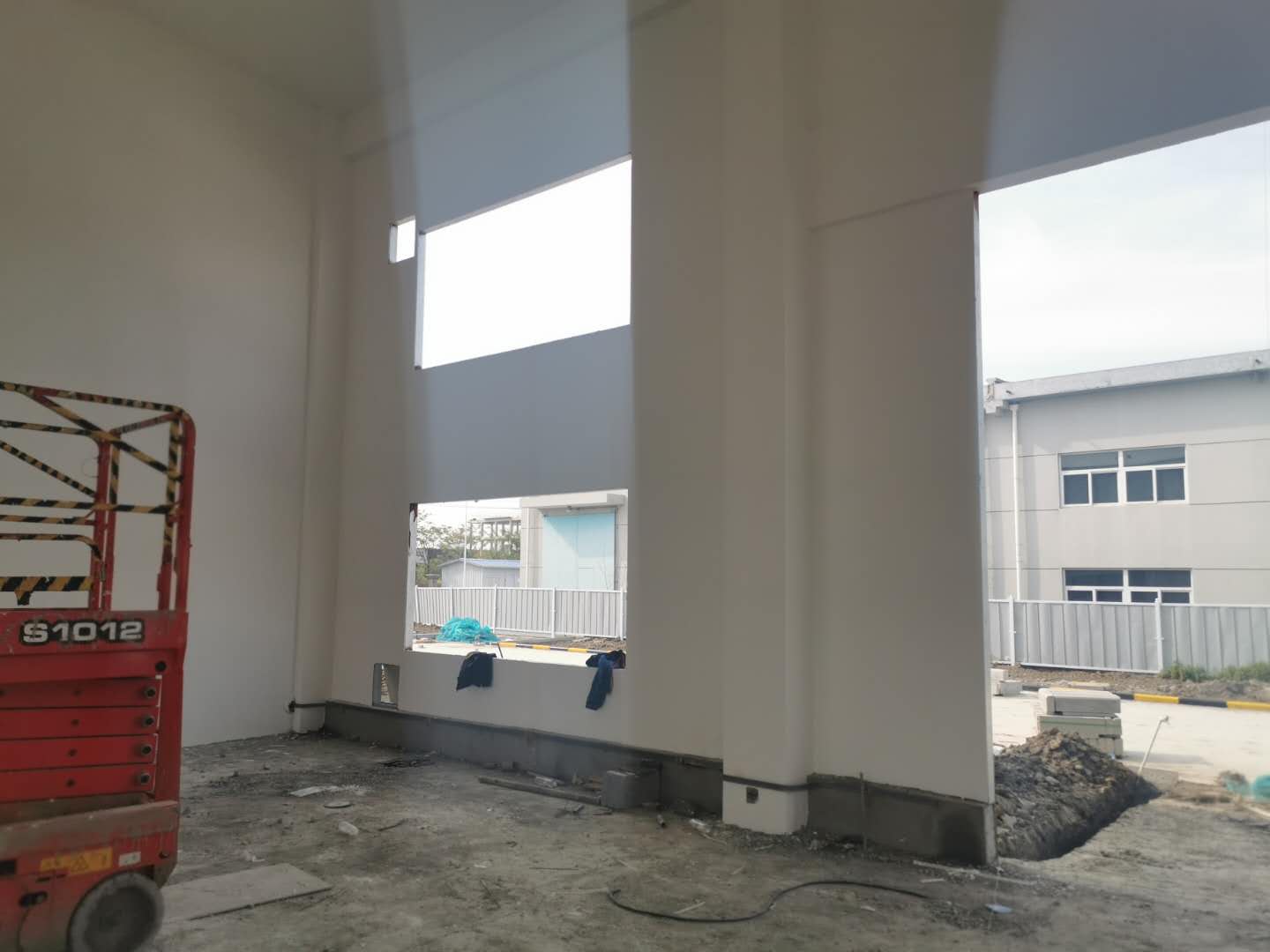 <a href='//xzv2.com' target='_blank'>泄爆墙</a>施工
